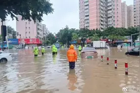 受暴雨影响，广州市区40条公交线路受影响图片