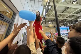 不倒翁小姐姐现身第50届齐鲁国际车展，为现场市民分发礼物图片