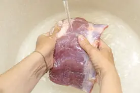 “不要在水龙头下直接冲洗生肉”被热议，营养师说不冲洗更好图片