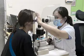 染发剂不慎溅入眼内，女子眼睛出现化学性烧伤图片