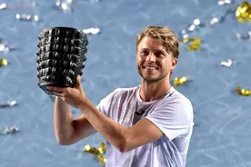 法国选手穆勒获得香港网球公开赛冠军图片