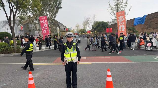 郑州新景区成热门打卡地，交警呼吁：绿色出行缓解交通压力