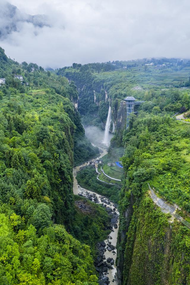 湖北恩施:雨后峡谷似仙境