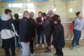 男子被收割机割伤手指，紧急求助！图片