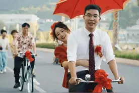 大红花、大“二八”……这对新人的“年代感”婚礼火了图片