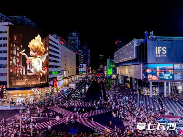 长沙浪漫升级，七夕裸眼 3D 秀亮相五一广场