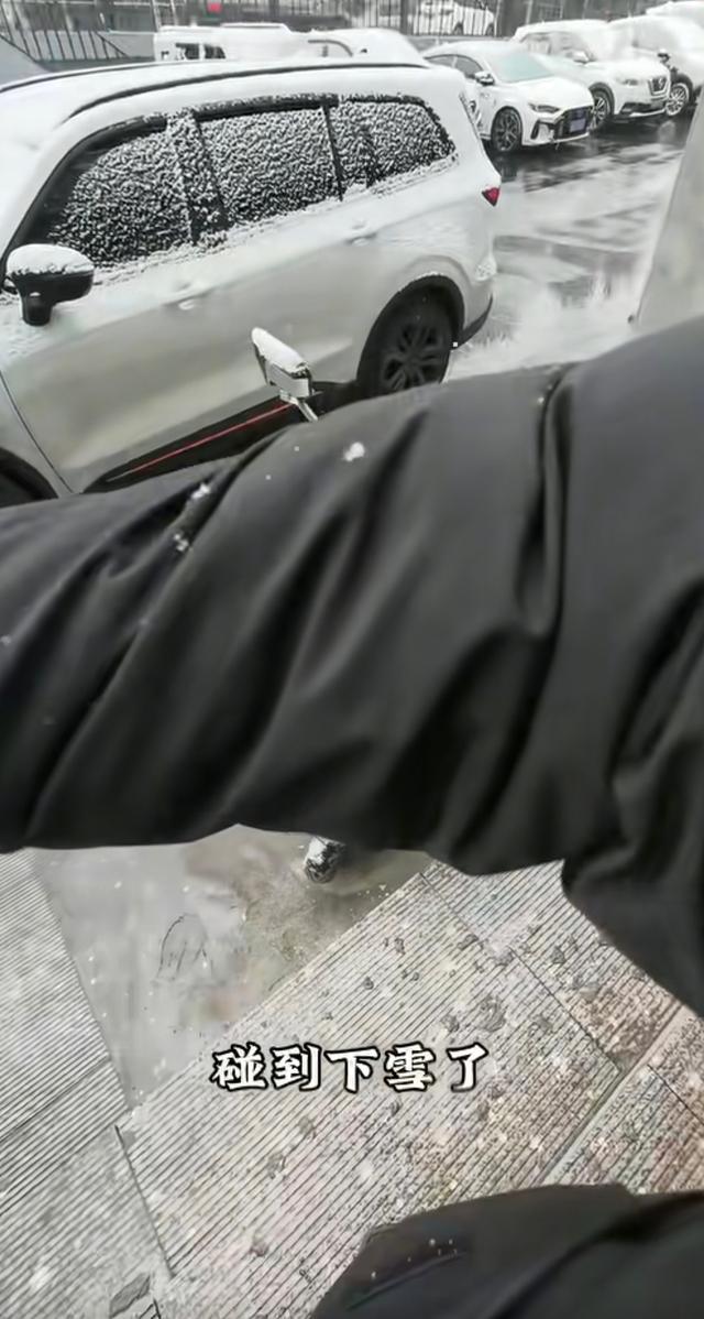 一路向北，广西小伙独自骑电动车跨越四千公里去哈尔滨看雪