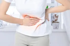 女生小腹一侧突然疼痛，千万别忽视！出现这3种情况请立马就医！图片