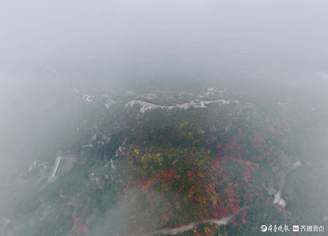 雾里俯瞰千佛山，朦朦胧胧别样美