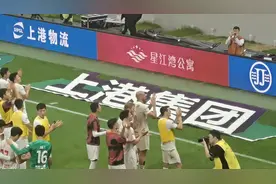 韦世豪与莱切特赛后发生口角，双方情绪都很激动图片