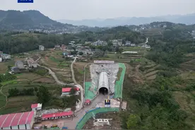 成达万高铁重庆段首座千米隧道顺利贯通图片
