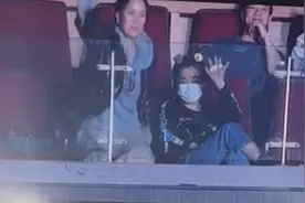 那英肖战悄悄观摩李健演唱会图片