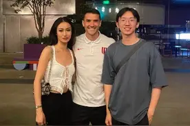 与弟弟妹妹合影，周定洋：开心在上海见到家人图片