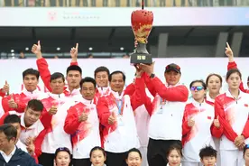 龙舟世界杯收官 中国队4金5银总分第一捧杯图片