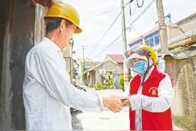 跟着“助餐骑手”走村串巷 正午烈日下，为空巢老人送饭上门图片