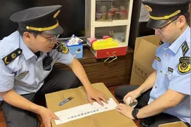 上千件高仿校服流入市场，普通食品宣称防白内障抑制癌细胞转移，违法者曝光图片
