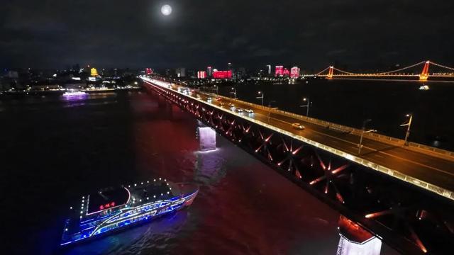 这里赏月月更圆！武汉地铁带您邂逅中秋浪漫