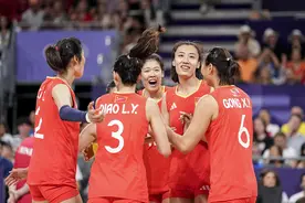 中国女排战胜塞尔维亚取得三连胜，以小组第一的身份晋级八强图片