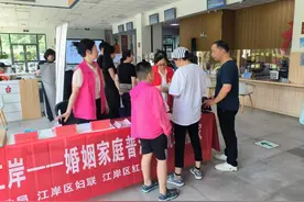 巡回登记点设在家门口，居民补领到新版结婚证图片