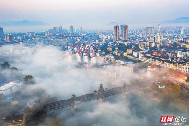 薄雾萦绕：靖州苗侗风情在雾霭中“灵动定格”