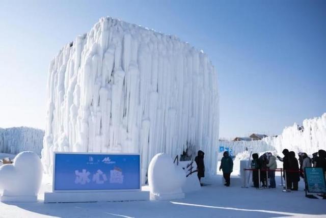 三顶价值百万的DR皇冠登陆长白山冰心岛，游客打卡体验“冰雪女王”