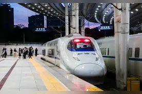 夕发朝至，京港间高铁动卧列车一周开行四天图片