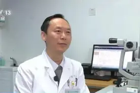 躺着玩手机，可能触发这几种伤害！图片