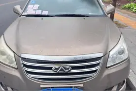 宜宾一私家车占道违停近两月，被贴7张“罚单” 交警：多次联系车主未果，将拖离图片