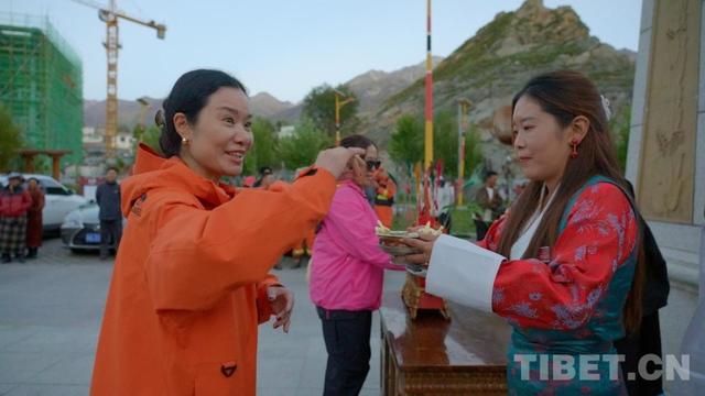 篝火映雪域，歌舞迎宾朋：桑日篝火晚会点亮高原文旅新体验
