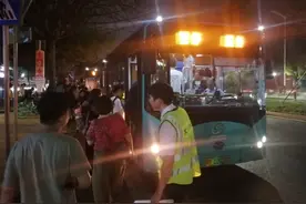 深圳地铁12号线突发故障 深圳巴士启动应急预案接驳乘客2310人次图片