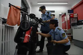 通州区夜查电动自行车销售门店，发现8辆违法拼改装车辆图片