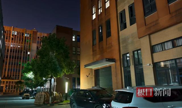 “砸记者摄像机”被列为刑事案件，实探涉事公司：工人晚上仍在忙碌，不知当时发生何事