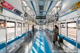 韩国首尔推出无座椅地铁车厢 内部画面曝光：吊环密密麻麻图片