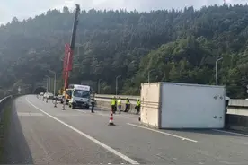 惊险！货车侧翻车厢脱落，高速交警紧急处置保平安图片