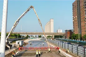 武汉高新六路假期施工“不打烊”图片
