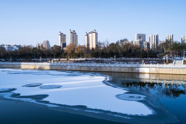 初冬夜落雪 悄染关川河