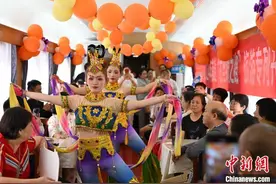 乘“丝路号”古丝绸之路旅游专列 古都旅客“西行”畅游图片