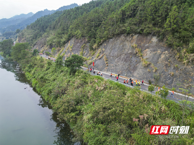 在“云端赛道”奔跑是什么体验？“巅峰湖南”登山赛溆浦站收官