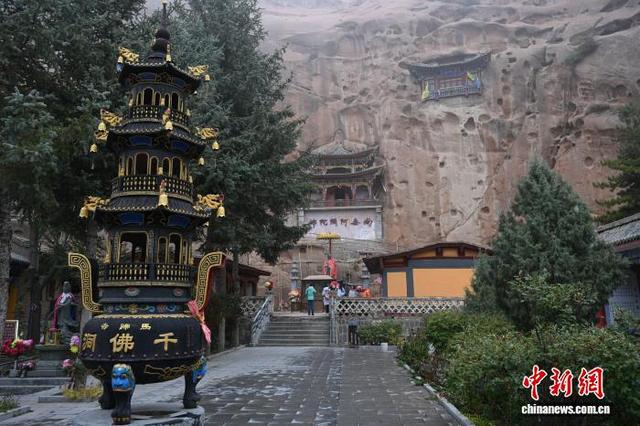 祁连崖壁间秋意尽染“千年古刹”马蹄寺