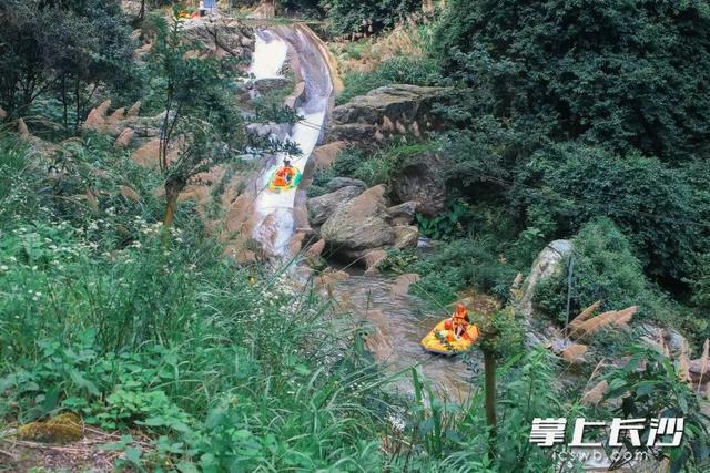 组图 |  西瓜泡溪水、水枪激战！宁乡天龙峡解锁40℃高温下的“瀑布冰镇”模式
