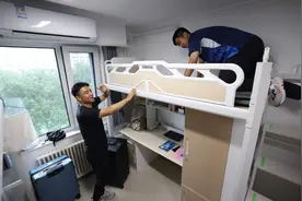一同考上大学的父亲送儿子北航报到：陪伴是和孩子共同成长图片