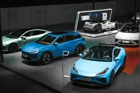 大半年等不到配件、售后维修店关闭、车辆“断网”……车企遇困后，新能源“孤儿车”怎么修？图片