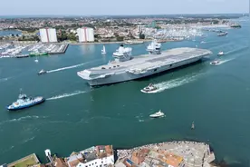 英国航母打击群，东拼西凑“闯”亚太图片