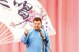 银幕上有个《小小的我》 舞台上有个顽强的他图片