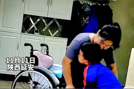 感动！瘫痪妈妈不慎从轮椅上摔下，4岁儿子一次次努力终于把妈妈扶上轮椅图片