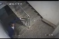 福建莆田醉酒男子夜间尾随追赶一女子，警方：已控制，正在处理图片