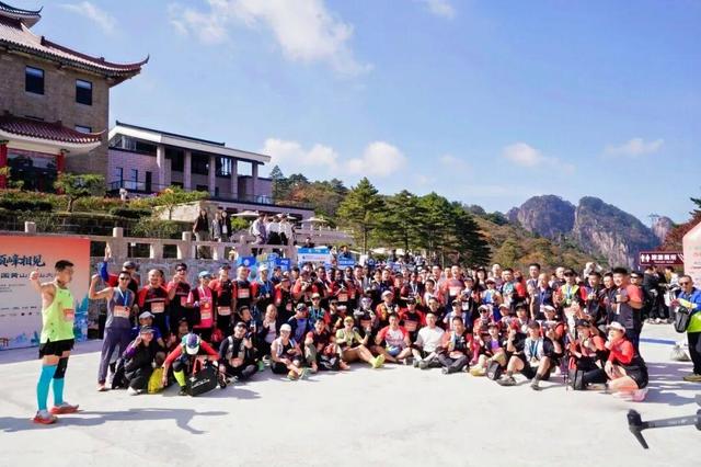 参赛选手激情攀登，工作人员实力 “护驾”——2025年第二十一届中国黄山登山大会侧记