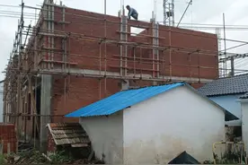 高空作业藏隐患 网格员及时劝阻图片