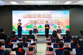 灯市口小学举办开学典礼 学生代表展示寒假综合实践成果图片