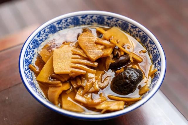 姑苏早点来丨一碗素面，一院金黄